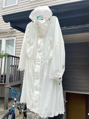 On Running Clubhouse Parka Size M White Rain Jacket Unisex